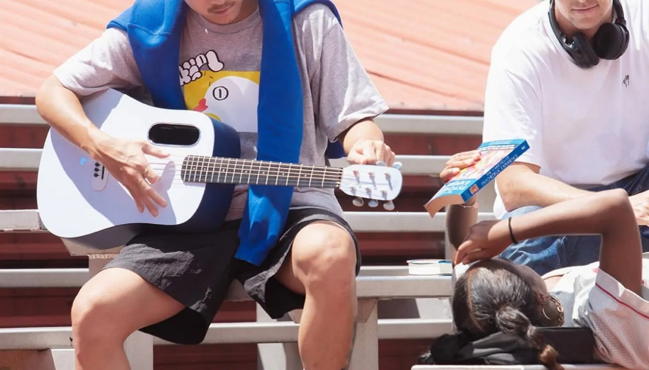 Smart guitar hoạt động như thế nào? Cơ chế dễ hiểu cho người mới 6 Người mới tập smart guitar tại nhà bằng app và nhận phản hồi theo thời gian thực