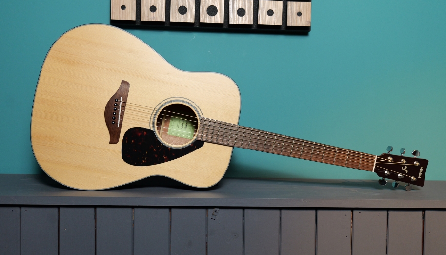 Âm thanh mộc và cảm giác chơi truyền thống là điểm nổi bật của guitar acoustic