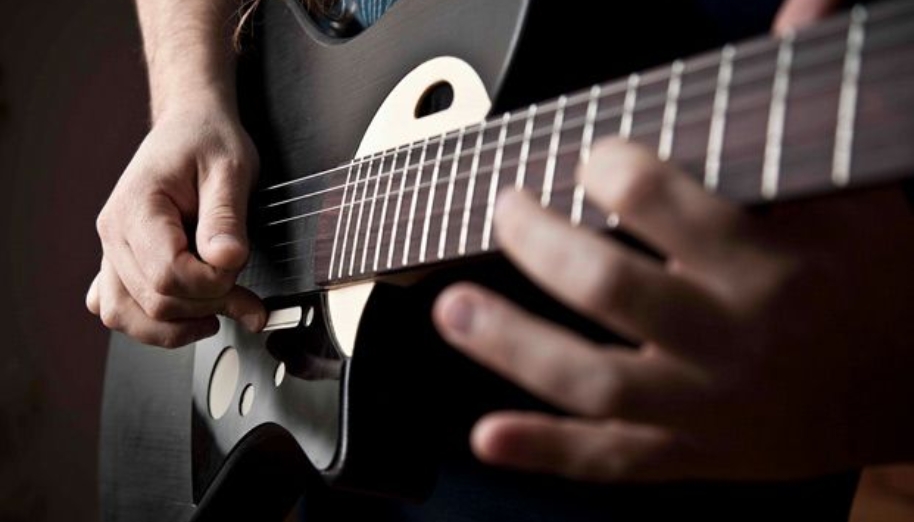 Smart guitar là guitar tích hợp công nghệ hỗ trợ học và luyện tập