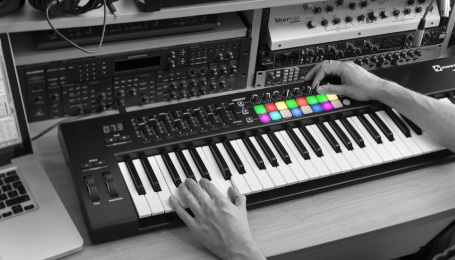 MIDI Controller 61 phím là gì? Hướng dẫn chọn mua chi tiết cho người mới 3 Kích thước 61 phím phù hợp với home studio và không gian làm việc nhỏ