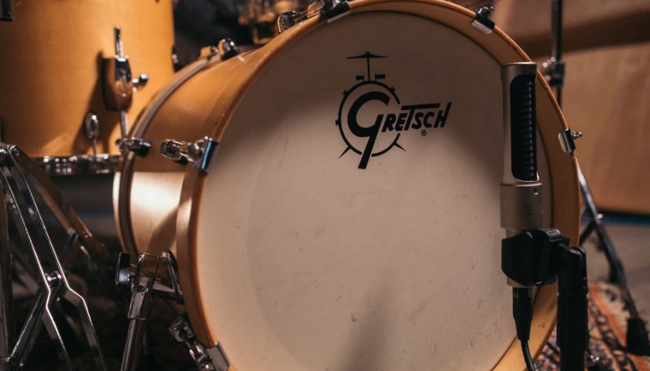 Cấu tạo bộ trống Jazz gồm những gì? Chi tiết A-Z cho người mới 2 Trống bass là chiếc trống lớn nhất, tạo âm trầm và giữ nền nhịp cho bộ trống