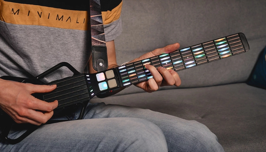 App học đàn và đèn LED giúp người mới học guitar dễ theo dõi và thực hành hơn