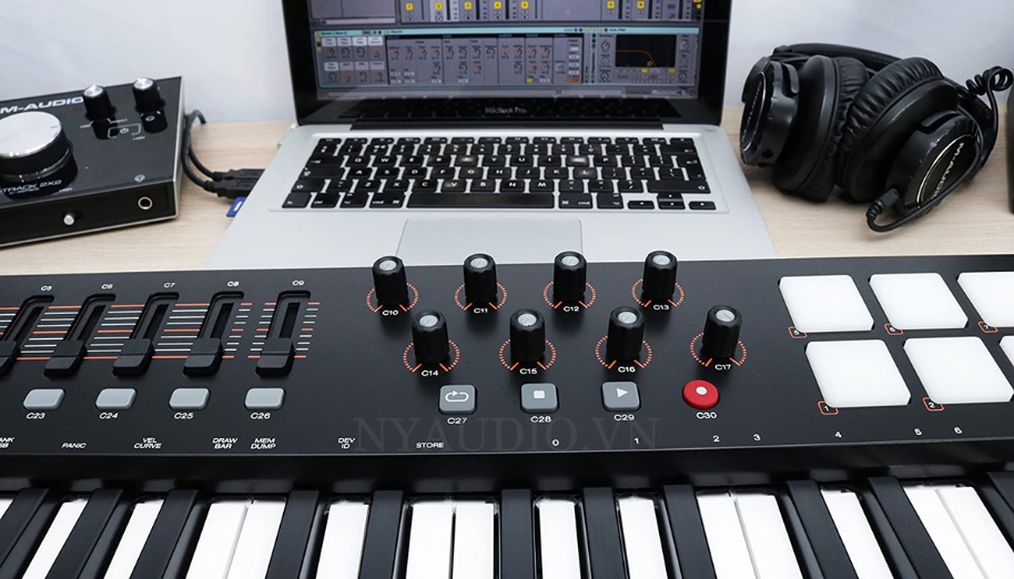 Setup cơ bản cho người mới gồm MIDI controller, máy tính, DAW và thiết bị nghe âm thanh