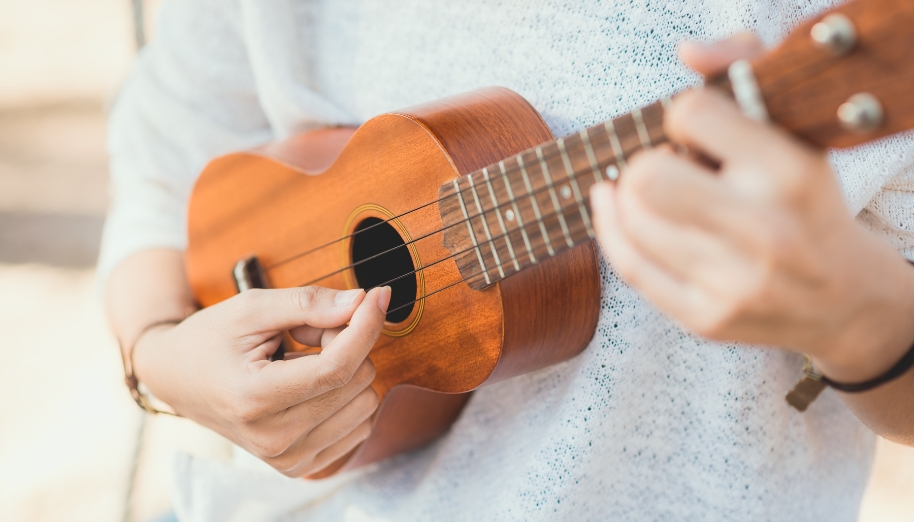 So sánh Smart Guitar vs Ukulele: Nên chọn loại nào cho người mới? 2 Ukulele có 4 dây, kích thước nhỏ gọn và trọng lượng nhẹ