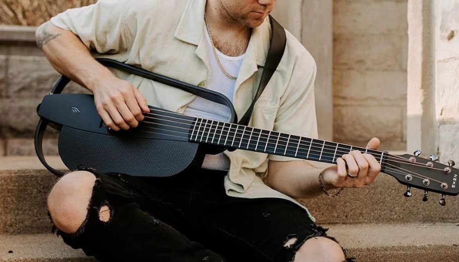 Smart guitar thường tích hợp ứng dụng, kết nối không dây và các tính năng hỗ trợ luyện tập