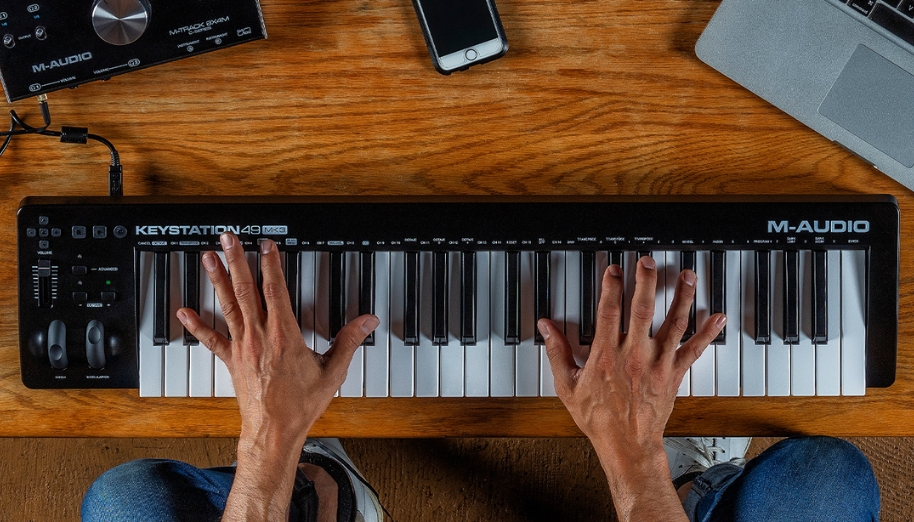 MIDI controller cần kết nối với phần mềm và thiết bị âm thanh để phát tiếng
