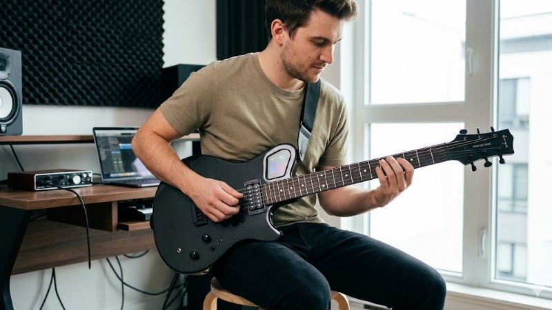 Top 5 Smart Guitar Tốt Nhất Nên Mua Cho Người Mới Bắt Đầu 4 Enya Nova Go Sonic trong bối cảnh di chuyển hoặc chơi tại nhà