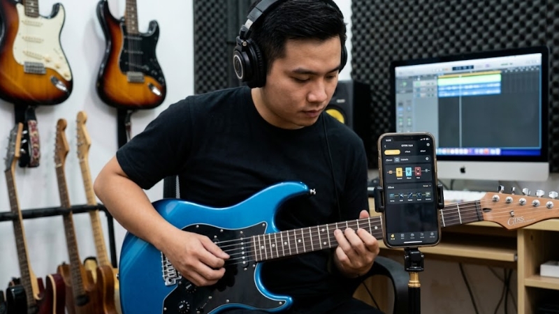 Top 4 các hãng smart guitar tốt nhất hiện nay bạn nên biết 6 Guitar điện thông minh GTRS by Mooer trong bối cảnh home studio với màn hình, interface và setup gọn