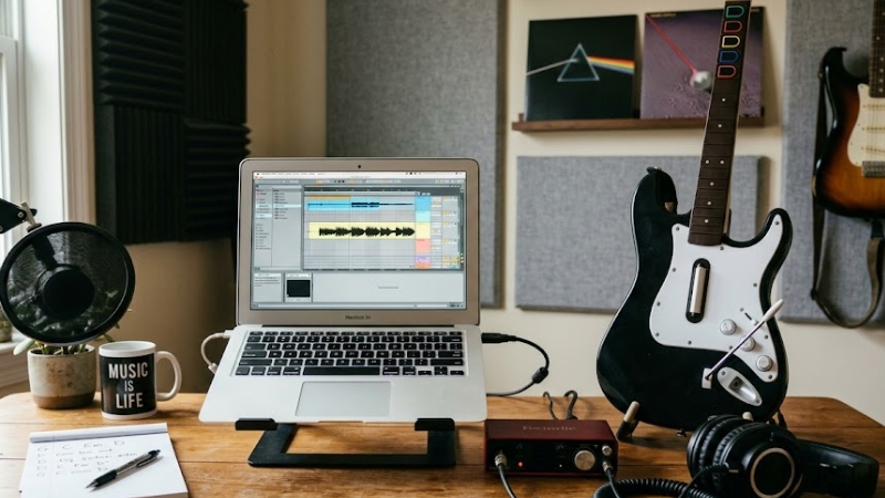 MIDI Controller guitar là gì? Cách hoạt động và khác gì guitar thường 5 Setup home studio đơn giản gồm guitar-shaped controller, laptop mở DAW và tai nghe kiểm âm