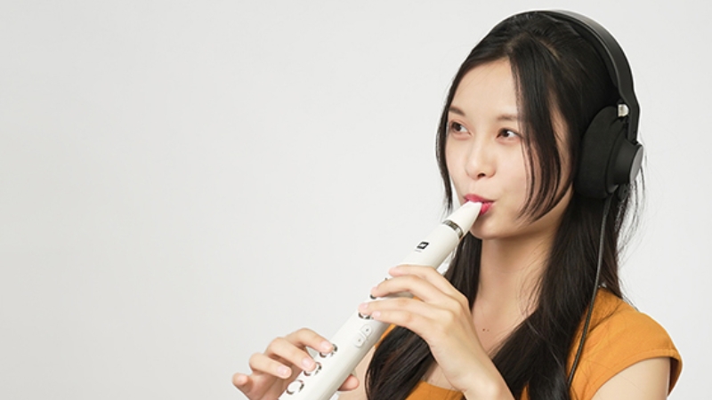 So sánh sáo điện tử vs harmonica - nên chọn nhạc cụ nào? 7 Người chơi thử nghiệm âm thanh trên hai nhạc cụ hơi phổ biến